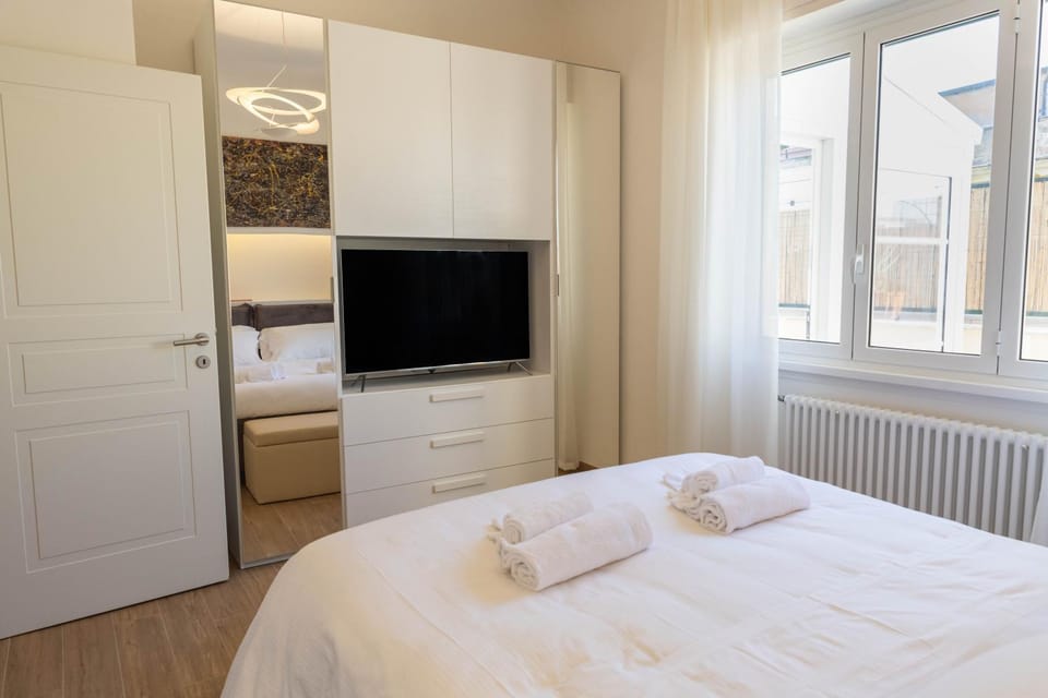 Bed, TV and multimedia, Bedroom