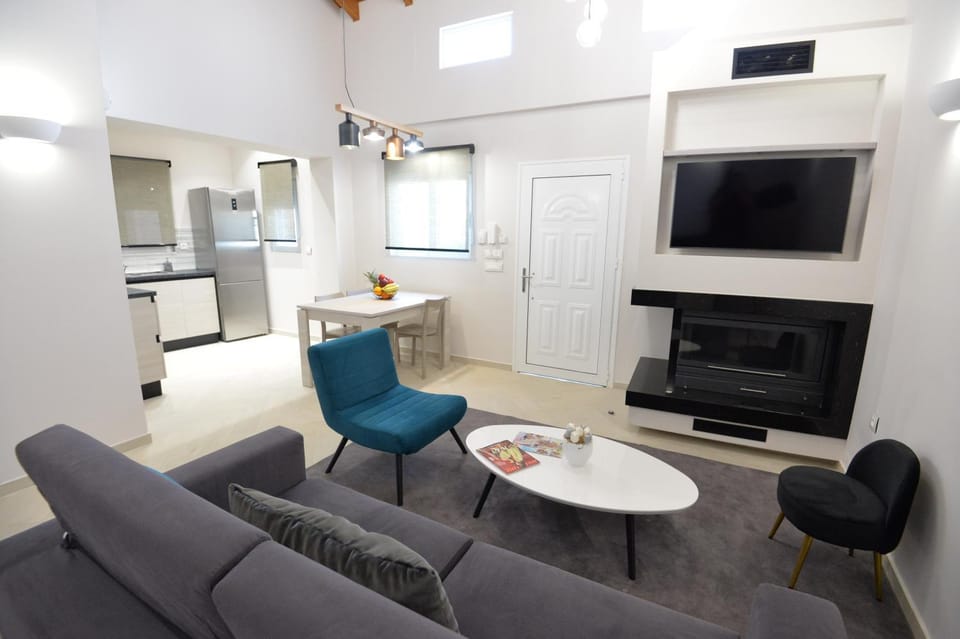 TV and multimedia, Living room, Seating area, flat iron