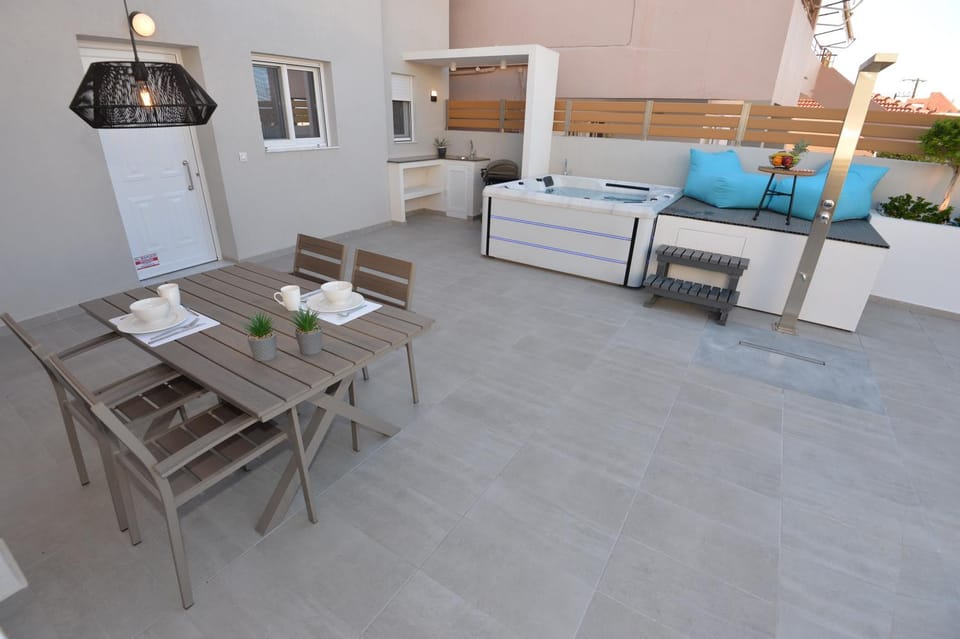 BBQ facilities, Hot Tub, Balcony/Terrace, Dining area, sunbed