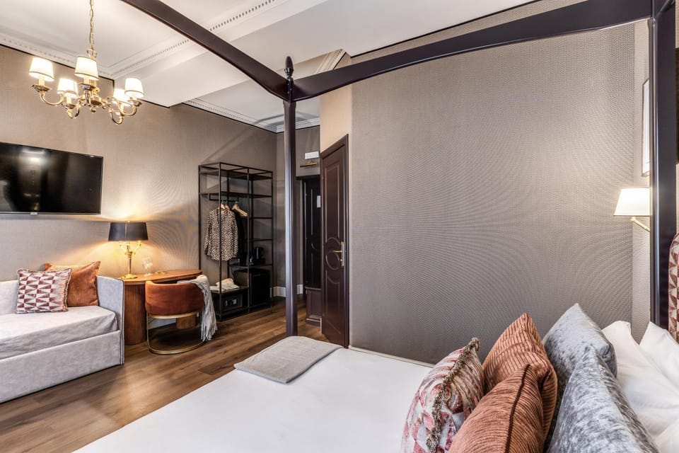 Bed, TV and multimedia, Living room, Photo of the whole room, Bedroom, wardrobe