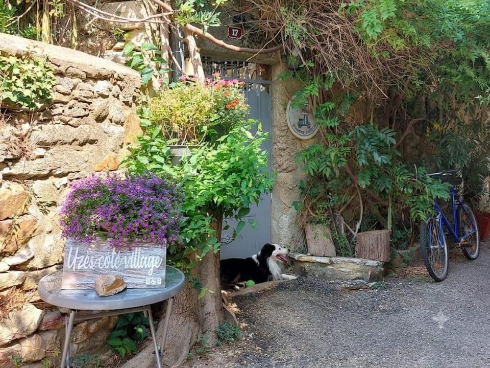 UZES CÔTÉ VILLAGE - Chambre d'hôtes Bed and Breakfast in Provence