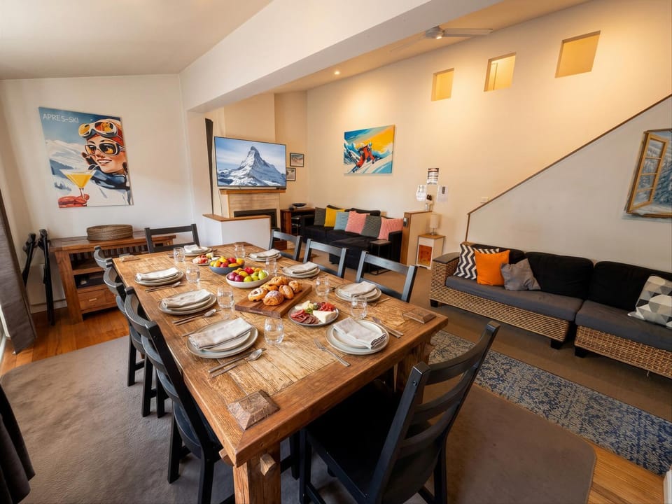 Living room, Food and drinks, Seating area, Dining area, Food