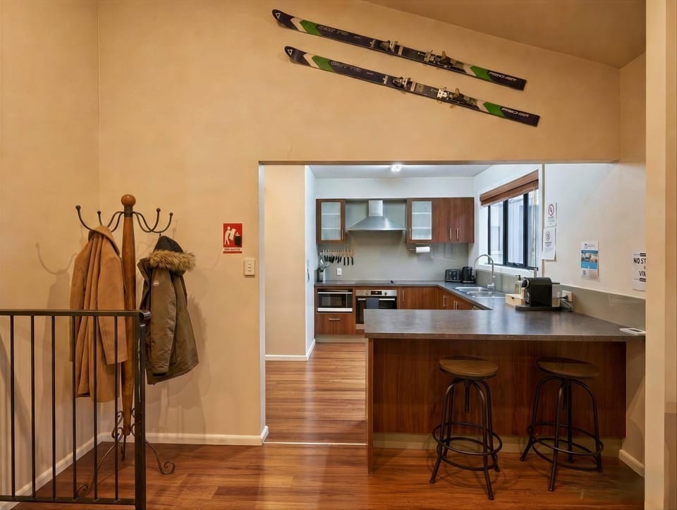 Kitchen or kitchenette, Dining area, stove