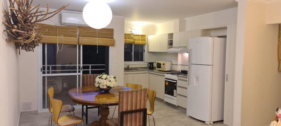 Kitchen or kitchenette, Dining area, minibar, oven, pet friendly