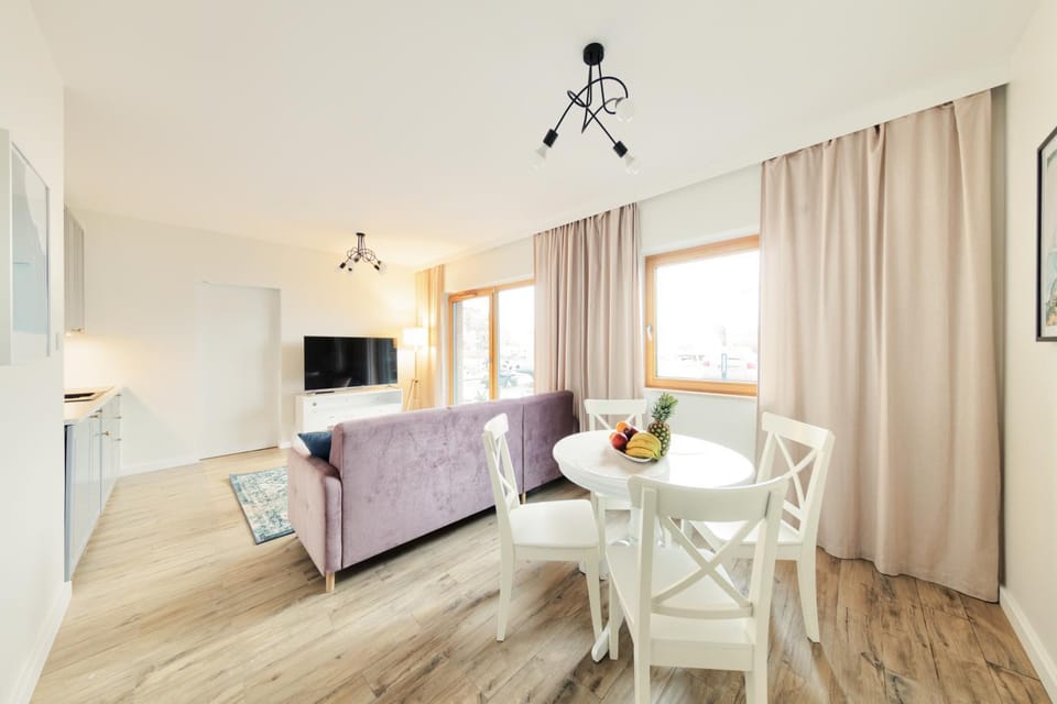 Communal lounge/ TV room, TV and multimedia, Living room, Seating area, Dining area