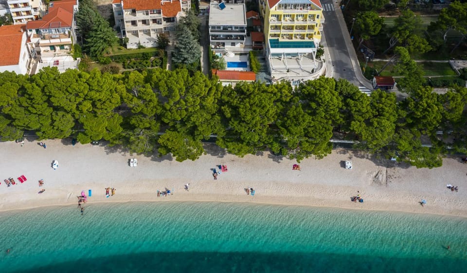 Property building, Restaurant/places to eat, Bird's eye view, Beach