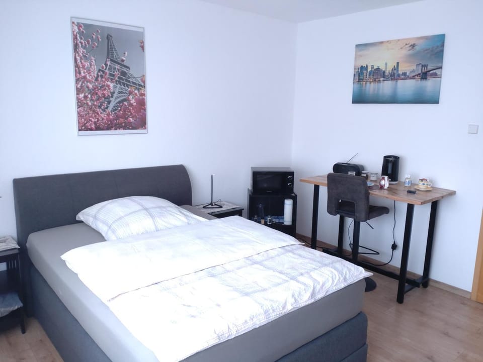 Bed, Photo of the whole room, Food