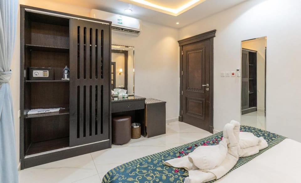 Bed, Photo of the whole room, Bedroom, towels