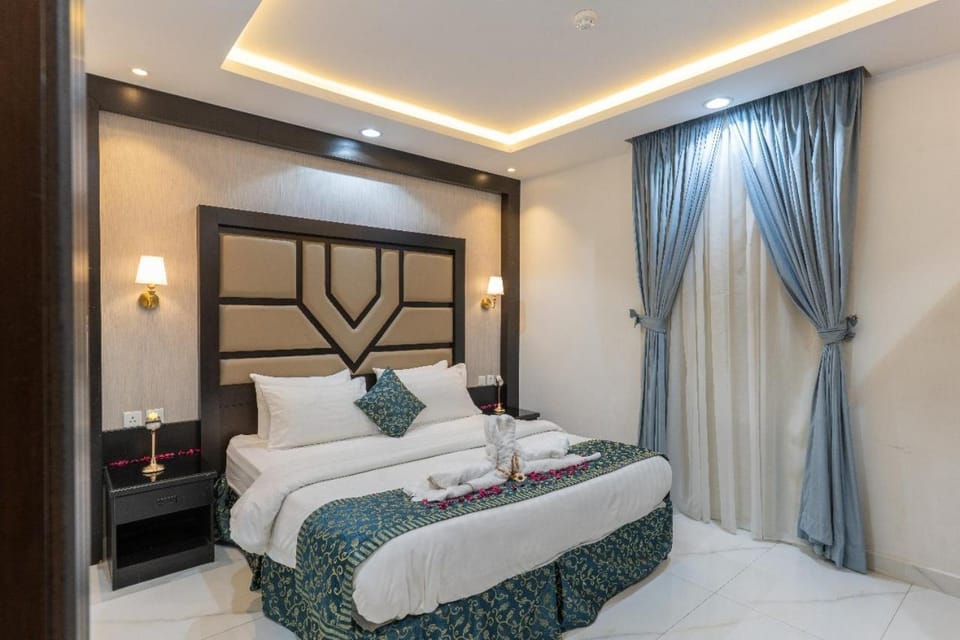 Bed, Photo of the whole room, towels
