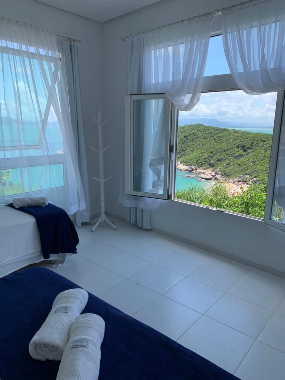 Bed, Natural landscape, Photo of the whole room, Bedroom, Mountain view, towels