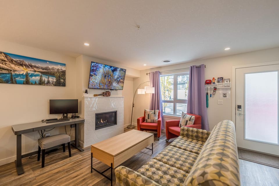 Skyline Getaway - Mountain Views - Pool - Hot Tub-102 Apartment in Canmore