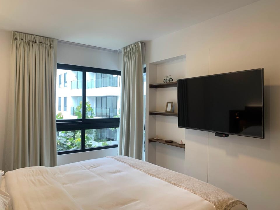 Bed, TV and multimedia, Photo of the whole room, Decorative detail, Bedroom, Garden view, internet, towels, wardrobe