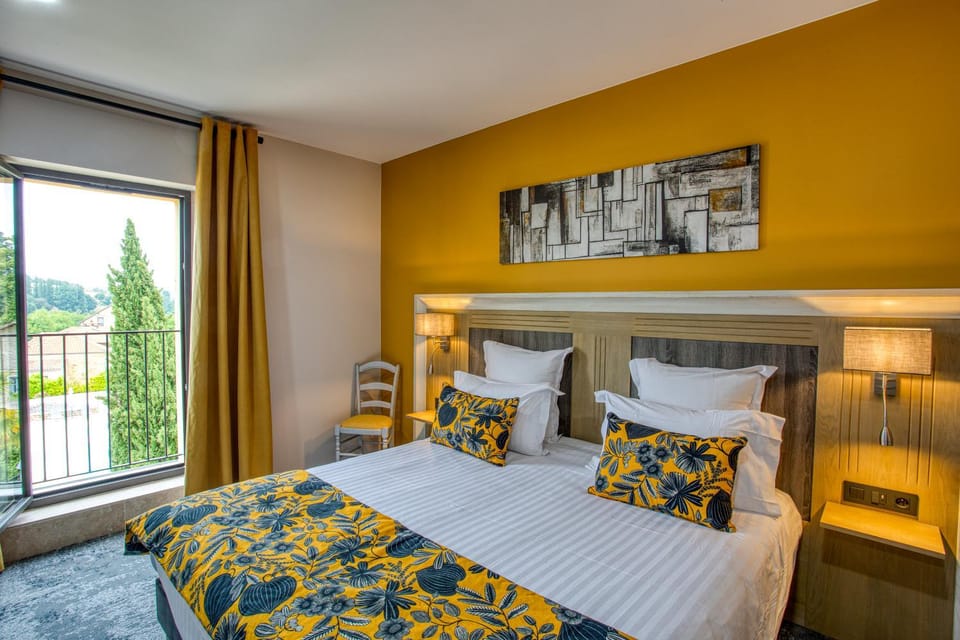 Bed, TV and multimedia, Photo of the whole room, Bedroom, Pool view