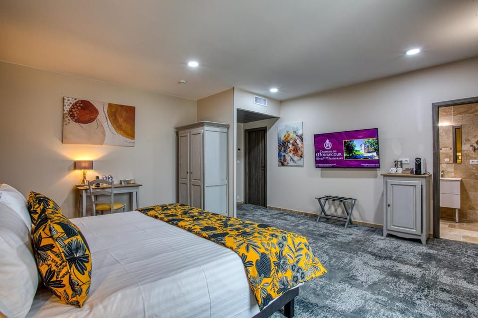 Bed, TV and multimedia, Photo of the whole room, Seating area, Bedroom
