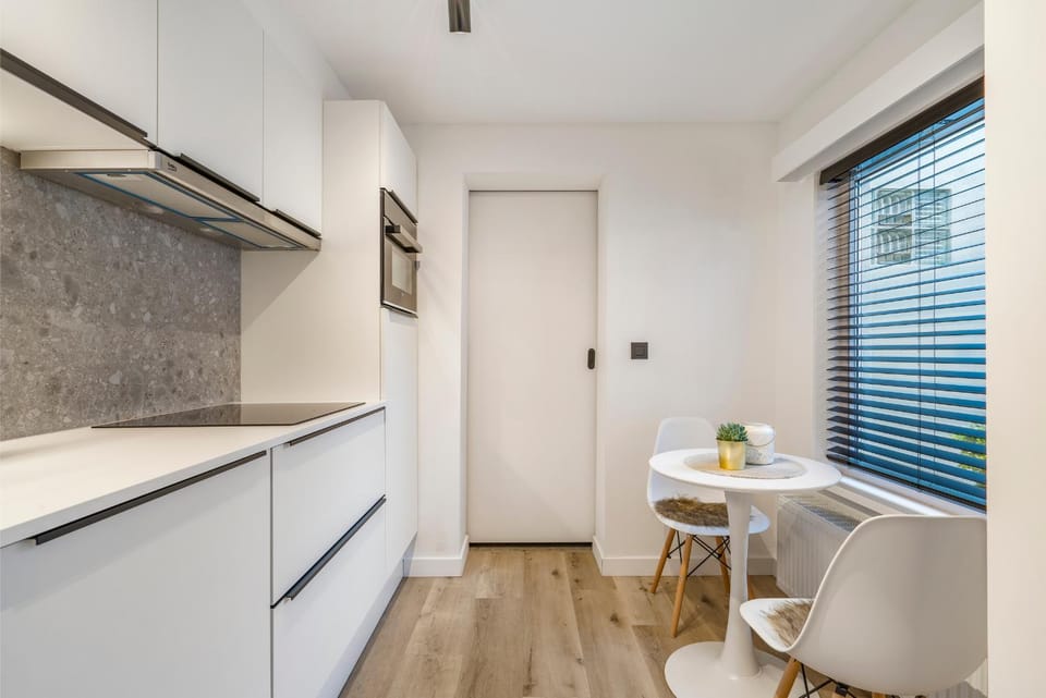 Kitchen or kitchenette, Dining area, minibar, stove
