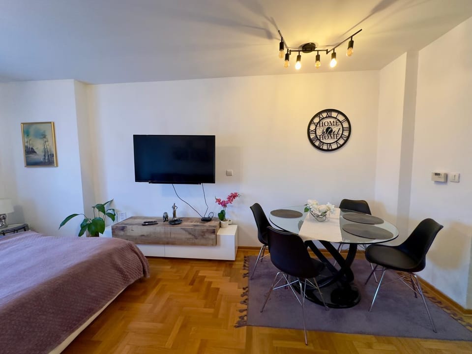 Communal lounge/ TV room, TV and multimedia, Living room, Photo of the whole room, Seating area, Dining area, Evening entertainment