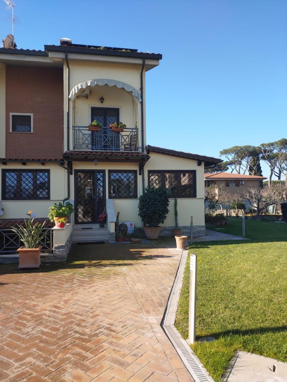 Facade/entrance, Garden