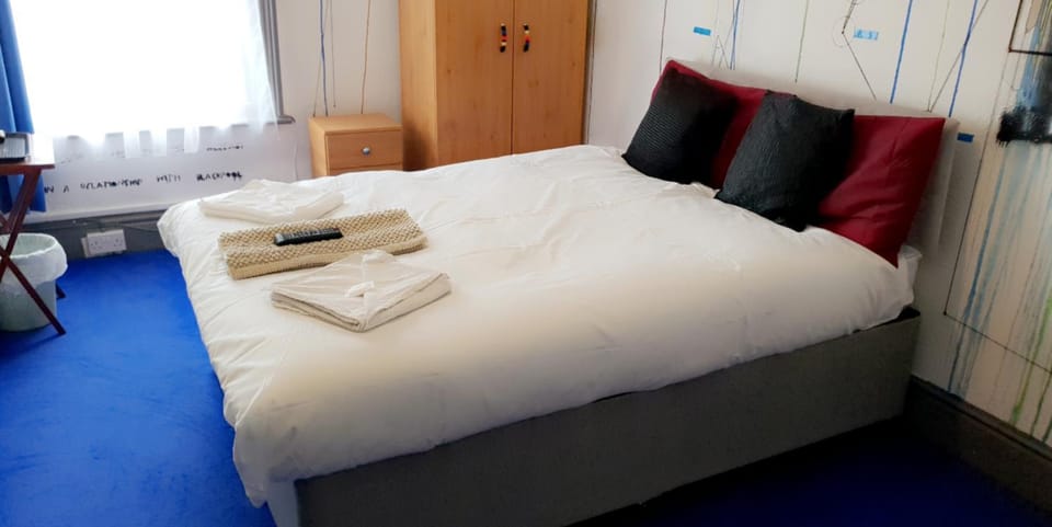Bed, Photo of the whole room, Bedroom