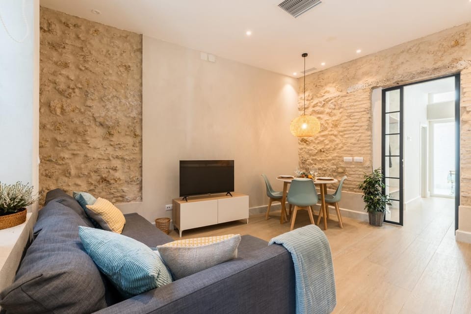 TV and multimedia, Living room, Lounge or bar, Seating area, Dining area