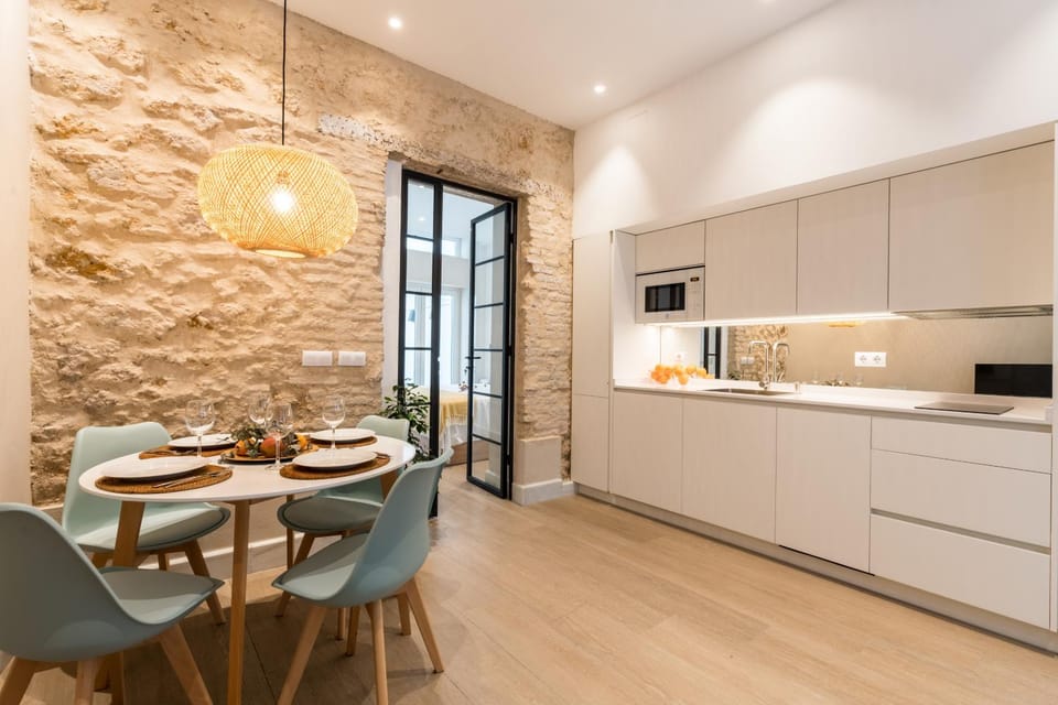 Kitchen or kitchenette, Dining area, minibar, stove