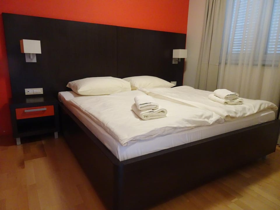 Bed, Bedroom, towels