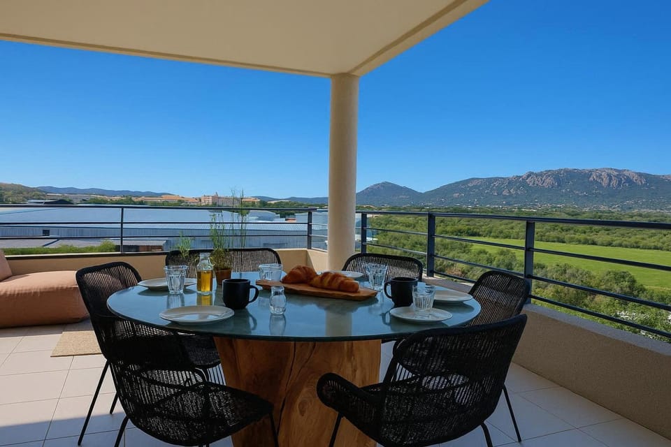 Patio, Natural landscape, View (from property/room), Balcony/Terrace, Living room, Dining area