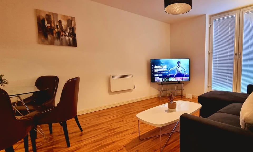 Communal lounge/ TV room, TV and multimedia, Living room, Seating area, Evening entertainment