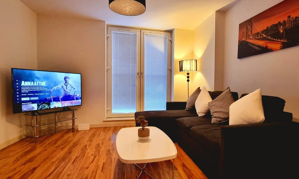 Communal lounge/ TV room, TV and multimedia, Living room, Seating area, Evening entertainment