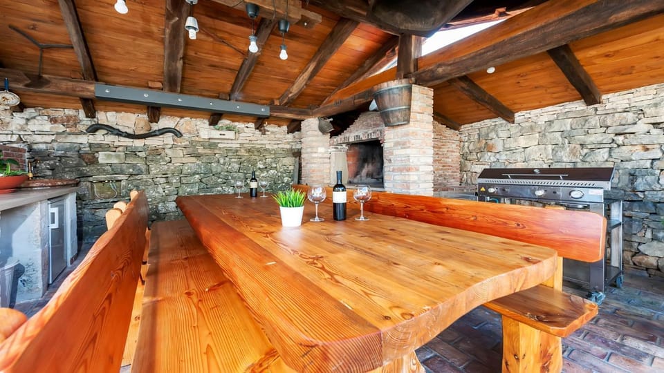 Property building, BBQ facilities, Garden, Balcony/Terrace, Dining area, Swimming pool