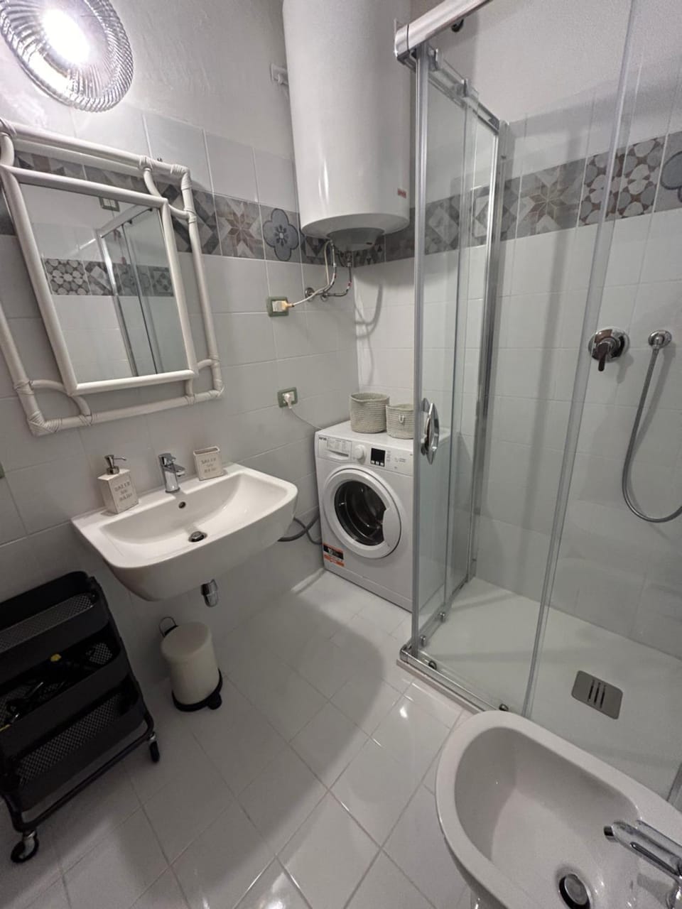 Shower, Toilet, Bathroom, towels, washing machine