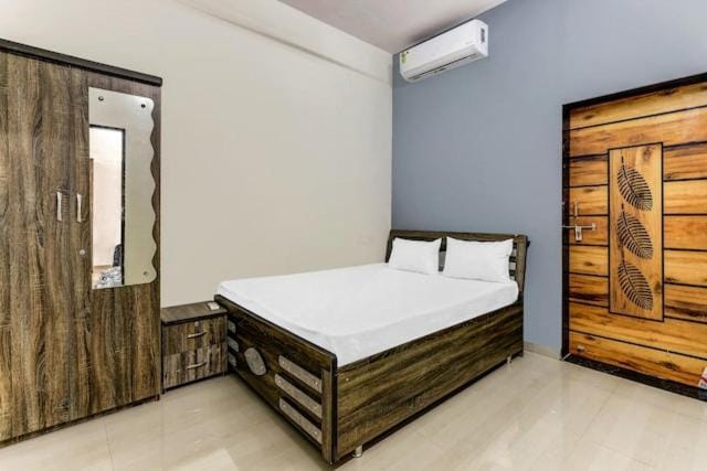 Bed, Photo of the whole room, air conditioner