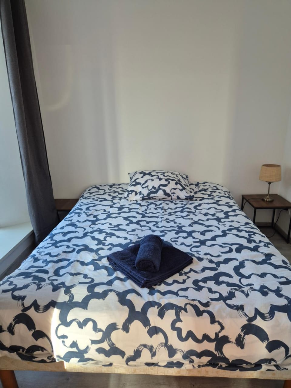 Bed, towels