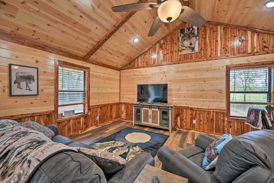 Cozy Broken Bow Cabin, Walk to the Lukfata Creek! Cabin in Oklahoma
