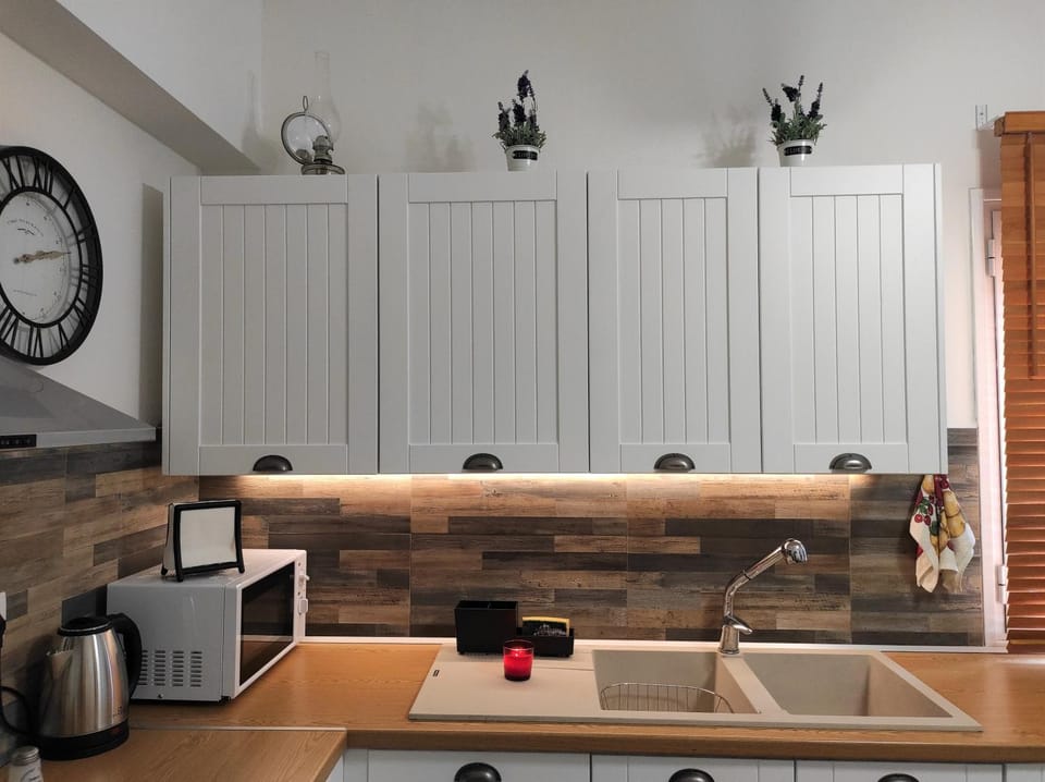 Coffee/tea facilities, Kitchen or kitchenette, stove