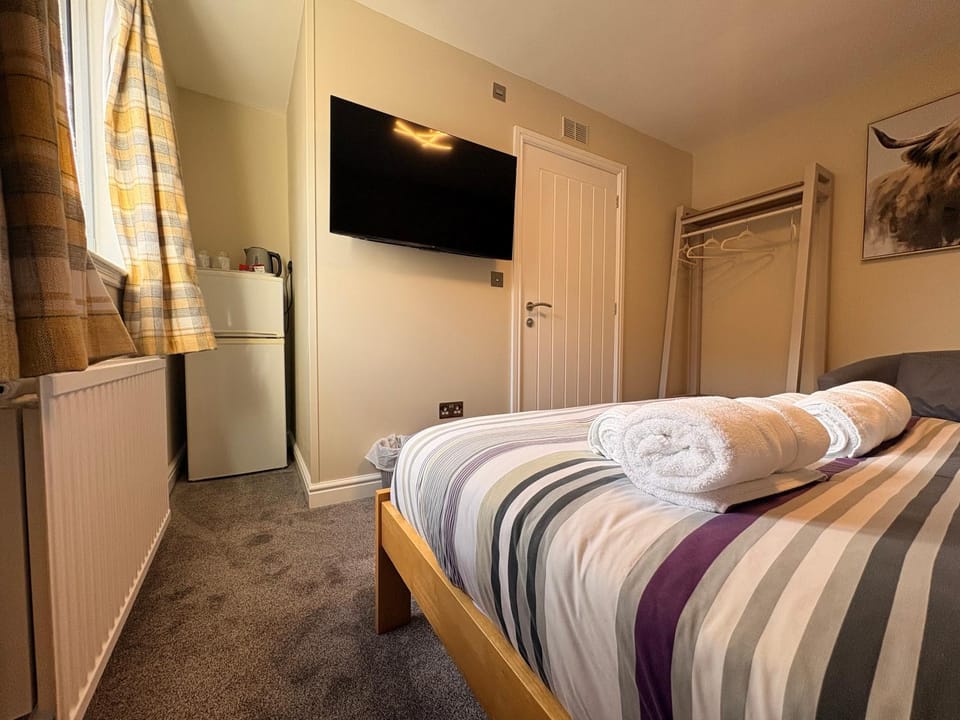 Bed, TV and multimedia, Photo of the whole room, towels