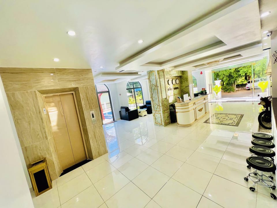 Lobby or reception, elevator