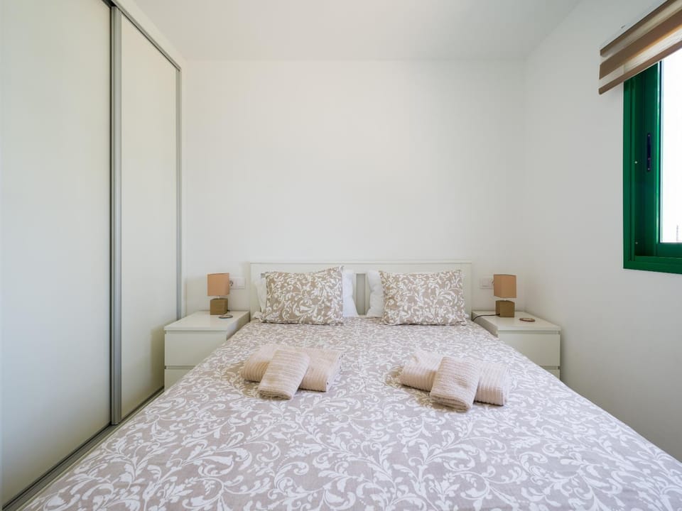 Bed, Photo of the whole room, Bedroom, furniture, safe, towels
