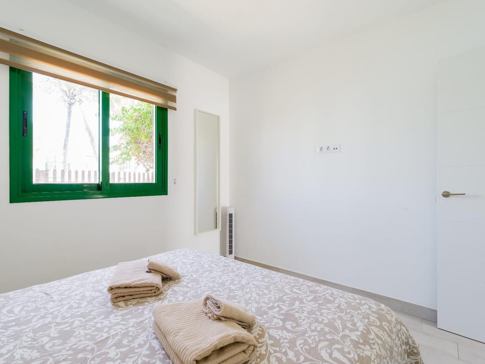 Bed, Photo of the whole room, Bedroom, Pool view, towels