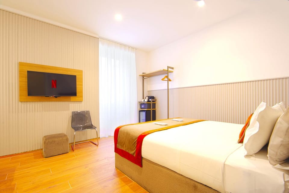 Bed, TV and multimedia, Coffee/tea facilities, Photo of the whole room, Bedroom, minibar, safe, wardrobe