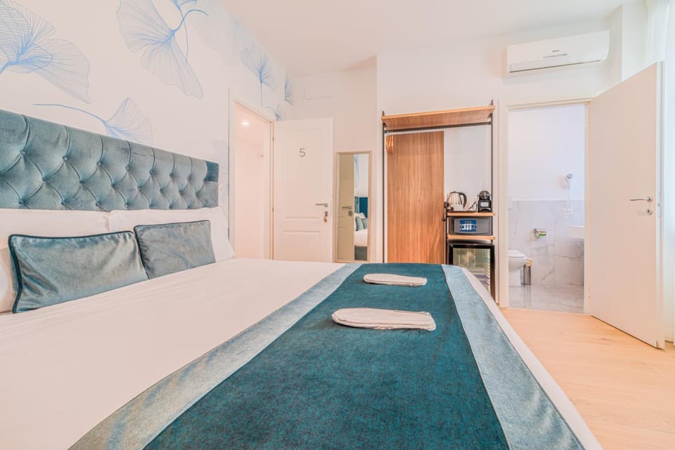 Bed, Coffee/tea facilities, Photo of the whole room, Decorative detail, Bedroom, minibar, safe, wardrobe, air conditioner