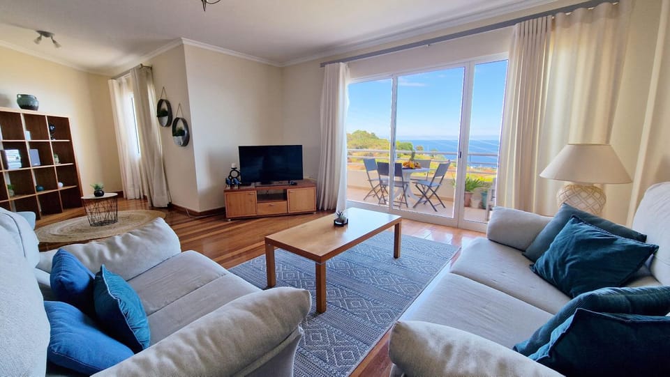 The Atlantic Lookout by LovelyStay Apartment in Caniço