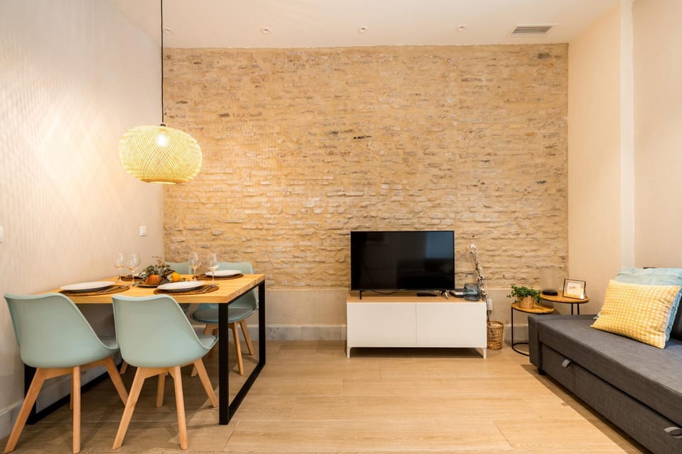 TV and multimedia, Living room, Seating area, Dining area
