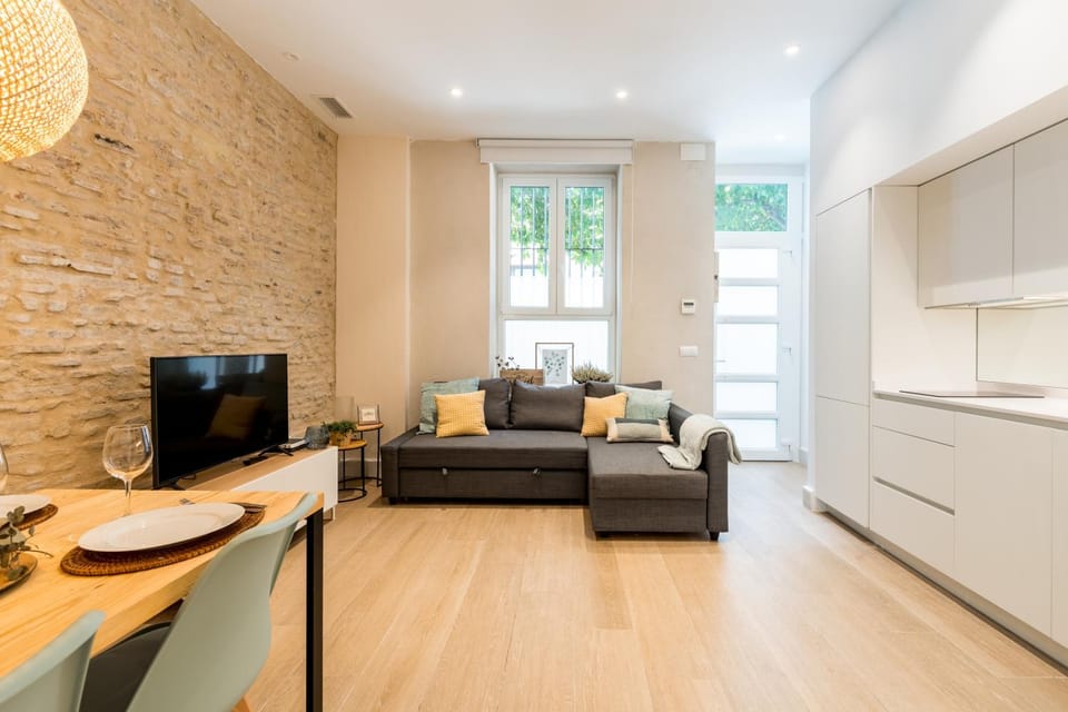 TV and multimedia, Living room, Lounge or bar, Seating area, Dining area