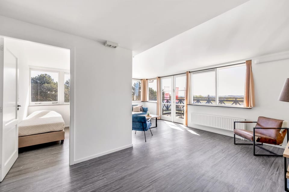 Photo of the whole room, Seating area