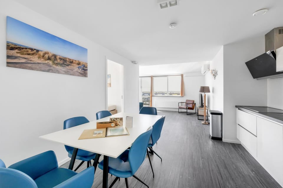 Kitchen or kitchenette, Seating area, Dining area