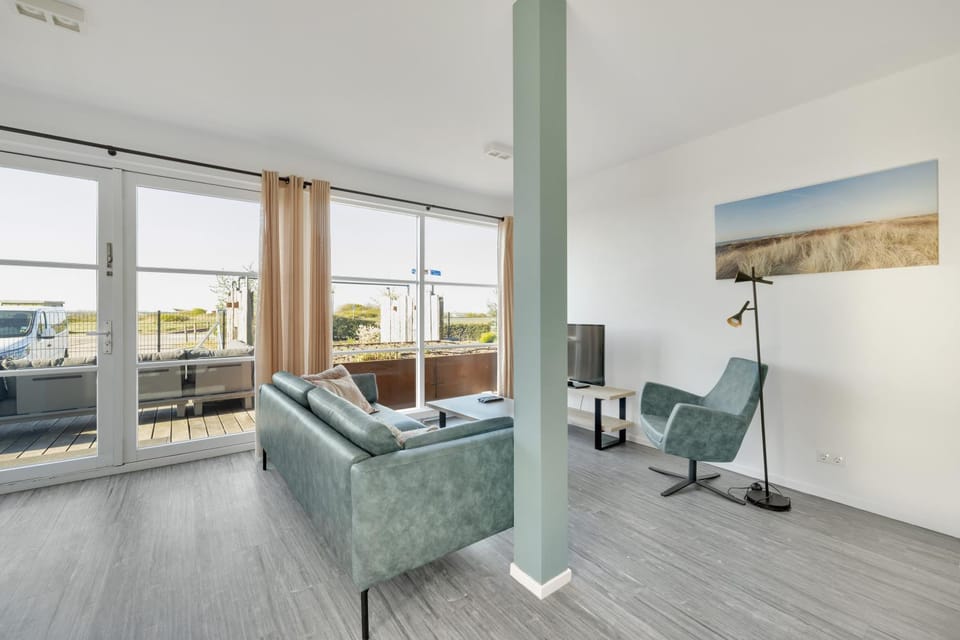 Communal lounge/ TV room, TV and multimedia, Living room, Seating area, Evening entertainment