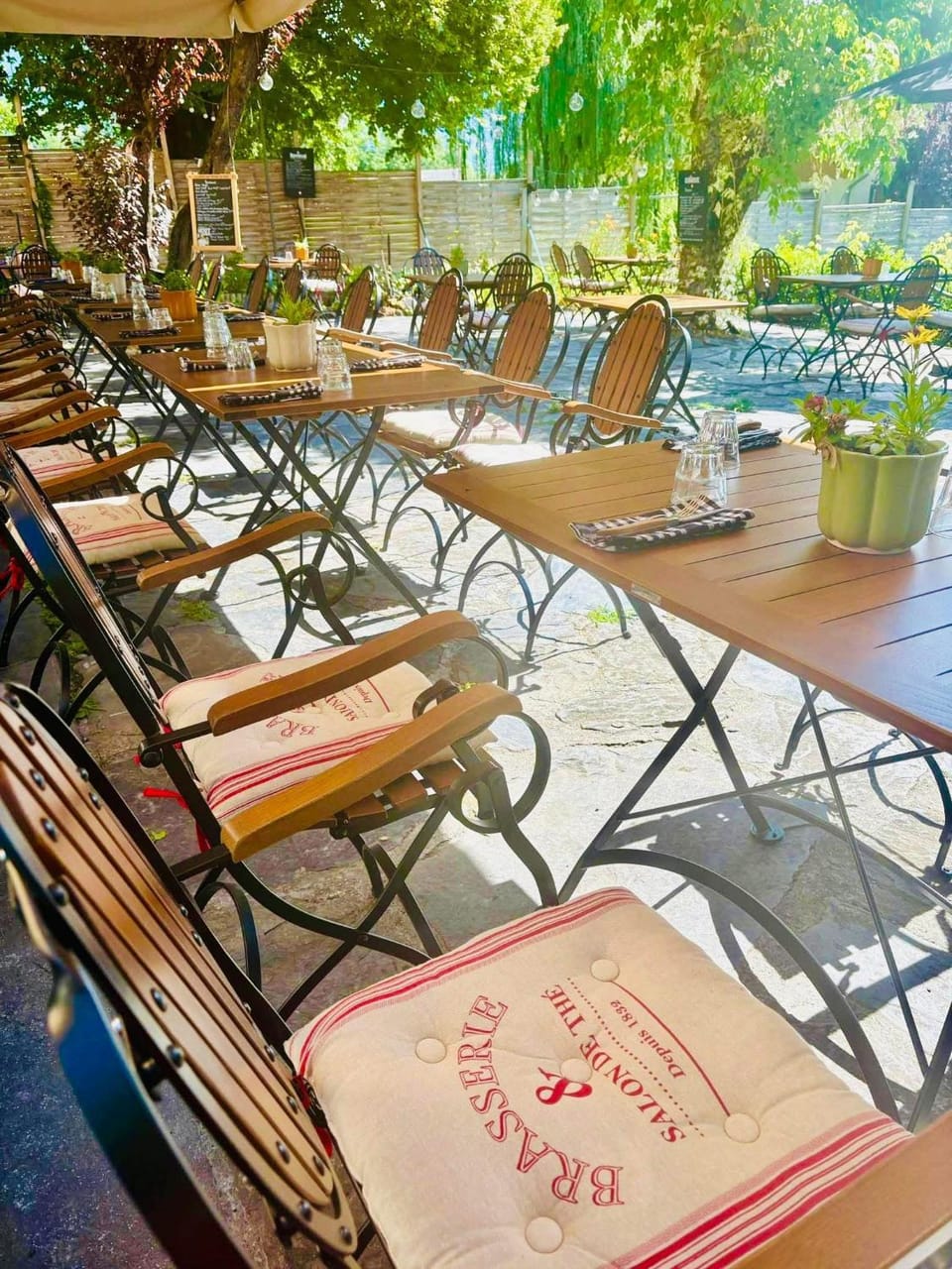 Property building, Patio, Restaurant/places to eat