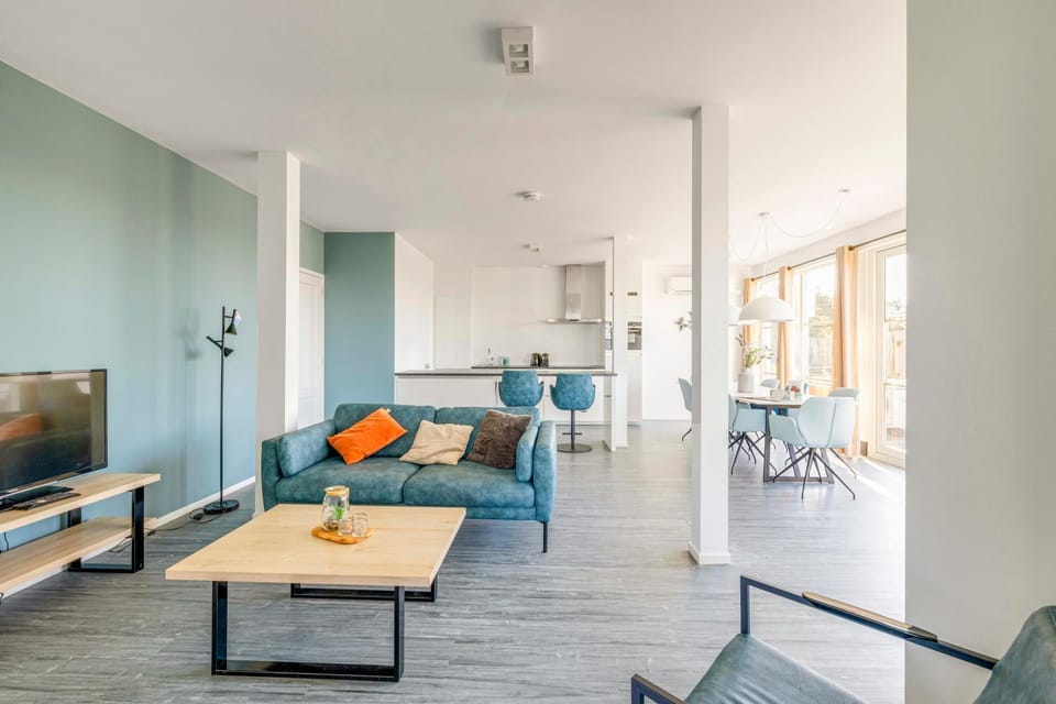 Communal lounge/ TV room, TV and multimedia, Living room, Seating area, Evening entertainment