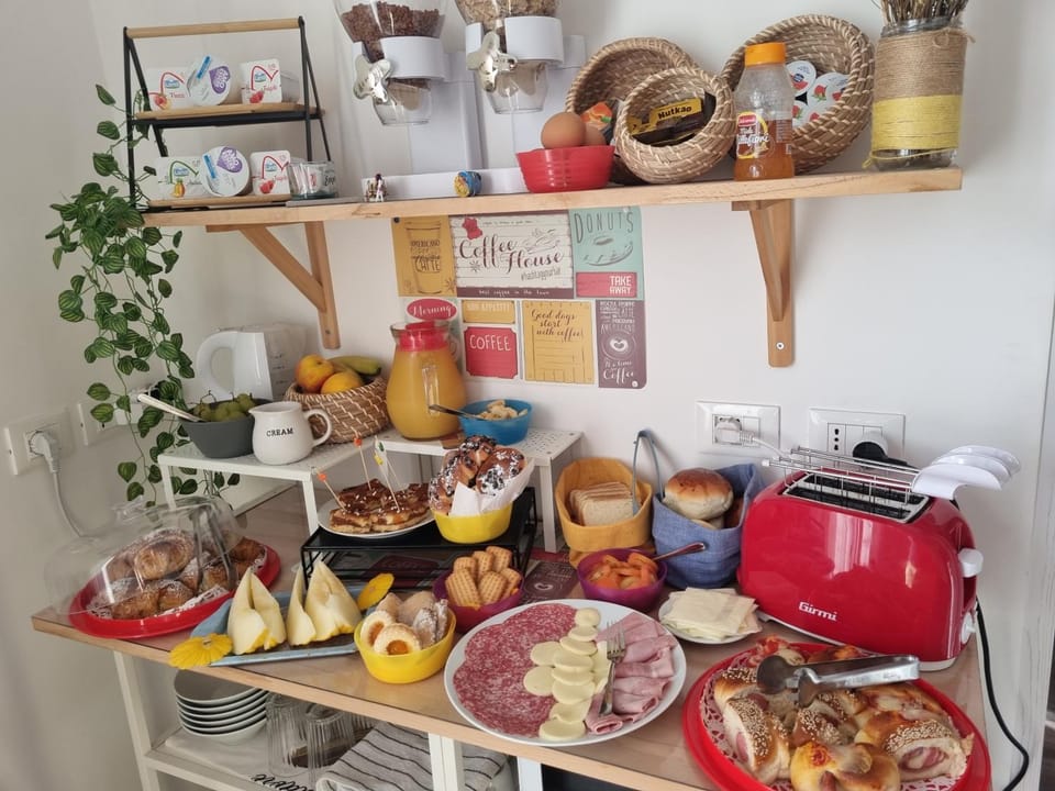 Food and drinks, Breakfast, Continental breakfast, Buffet breakfast