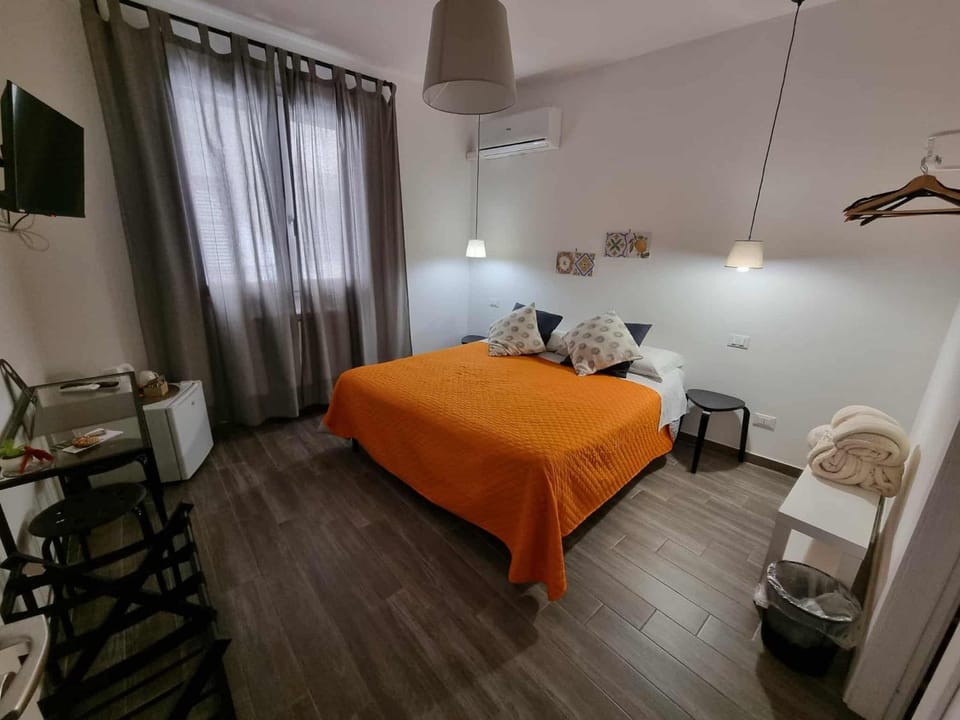 Bed, TV and multimedia, Photo of the whole room, Bedroom